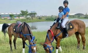 Pakai Baju Kembar, Farah Quinn Berenang dan Main Golf hingga Berkuda Bareng Putrinya