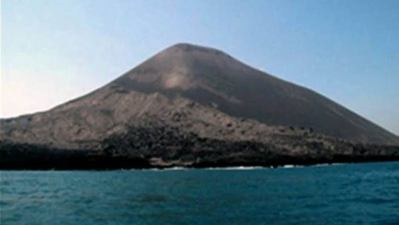 Gunung Anak Krakatau Erupsi, Kolom Abu 750 Meter di Atas Puncak