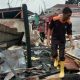 Personil Damkar Bersihkan Puing Sisa Kebakaran